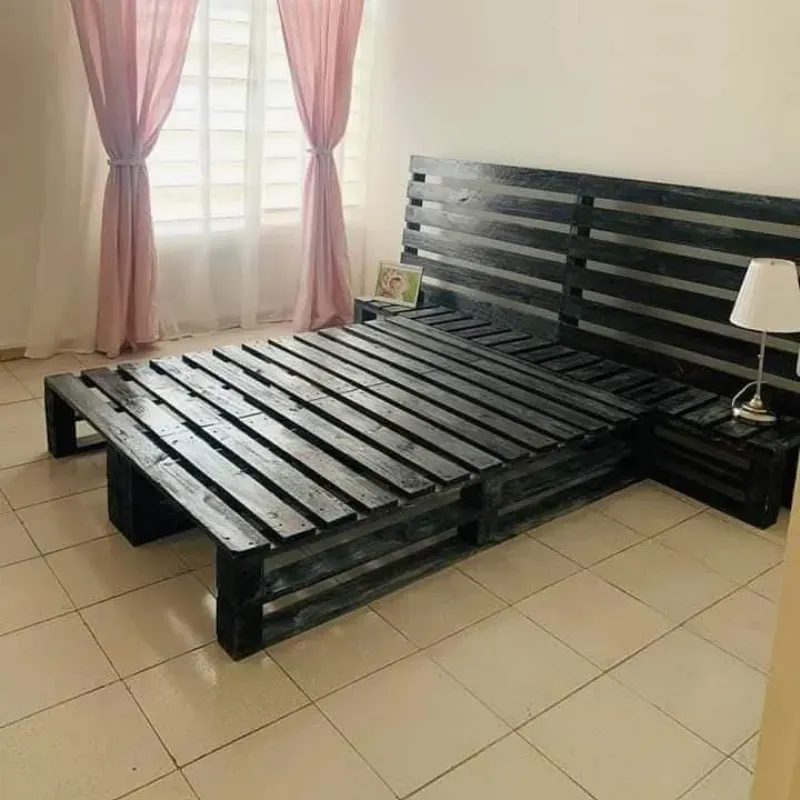 Cama camera de madera estilo rústico con cabecera y mesitas