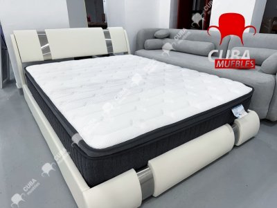 Cama de plataforma tamaño Queen con decoración de piezas de hierro, cama tapizada de piel sintética con cabecera ajustable curvada, soporte de listones de madera.