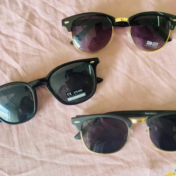 Gafas de sol con lentes oscuros