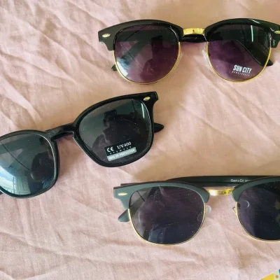 Gafas de sol con lentes oscuros