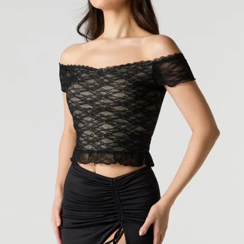Blusa negra corta de encaje