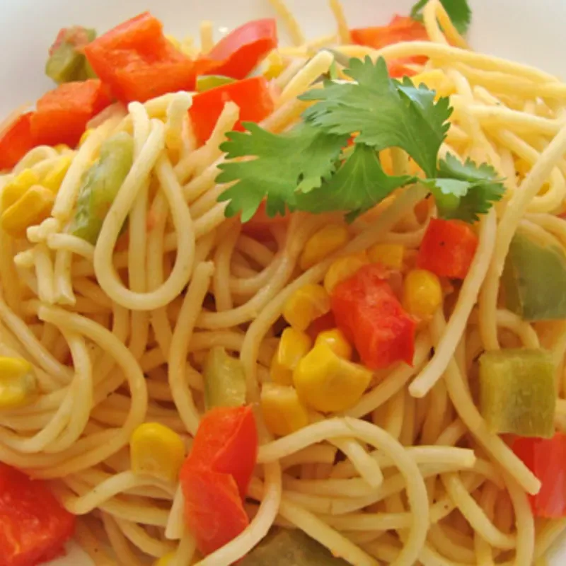 Espaguetis c/ Pimiento y Queso Gouda