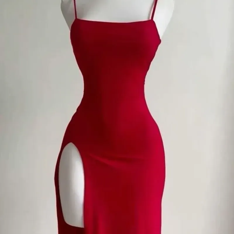 Vestido pegado abierto en el costado de tirantes