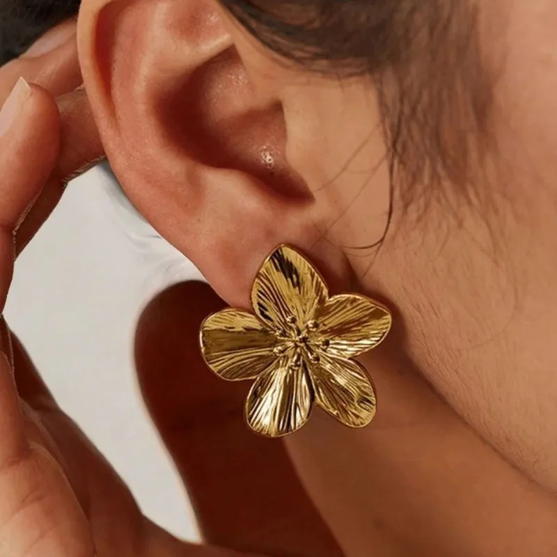 Aretes de flor dorada