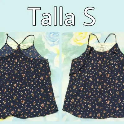 Blusa azul oscura con flores.