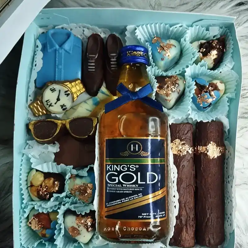 Caja de bombones complementada con botellita de Special Whisky ✨