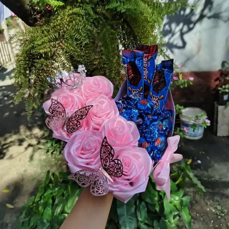 Cajita rosa con rosas eternas y Confituras  Premium 