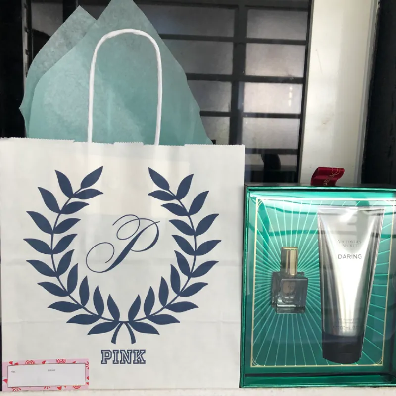 Set de perfume(formato mini) con la crema corporal