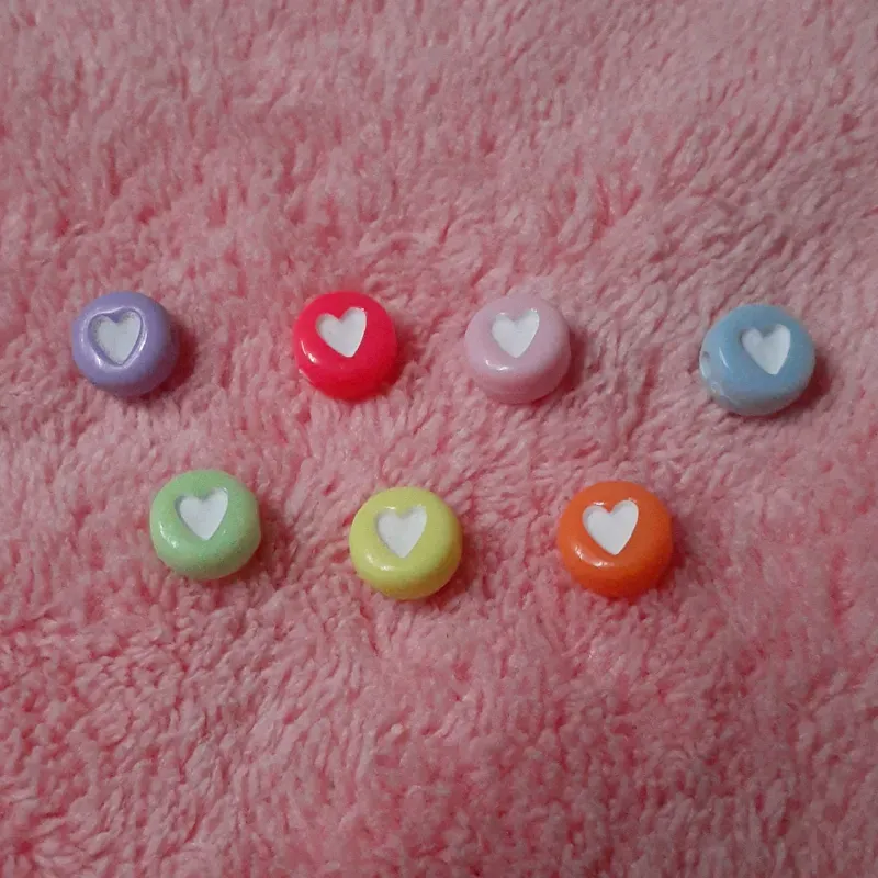 Cuentas colores corazones blancos