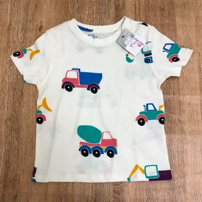 Pulóver con camiones color blanco