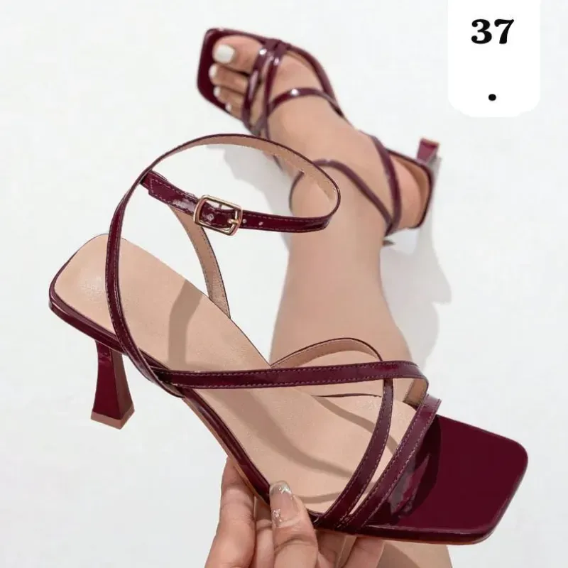  Sandalias burdeos con tiras finas y hebilla