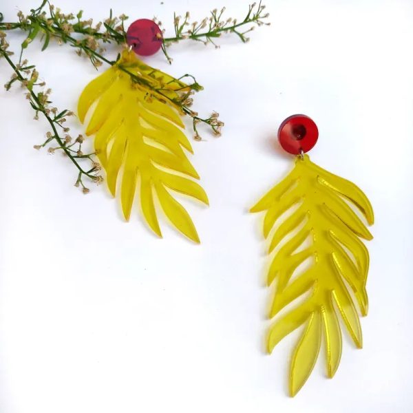 Pendientes de hojas de palmas/ color: amarillo y bola roja