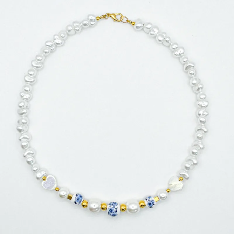 Collar con perlas, cuentas de porcelana y separadores con baño de oro y plata 
