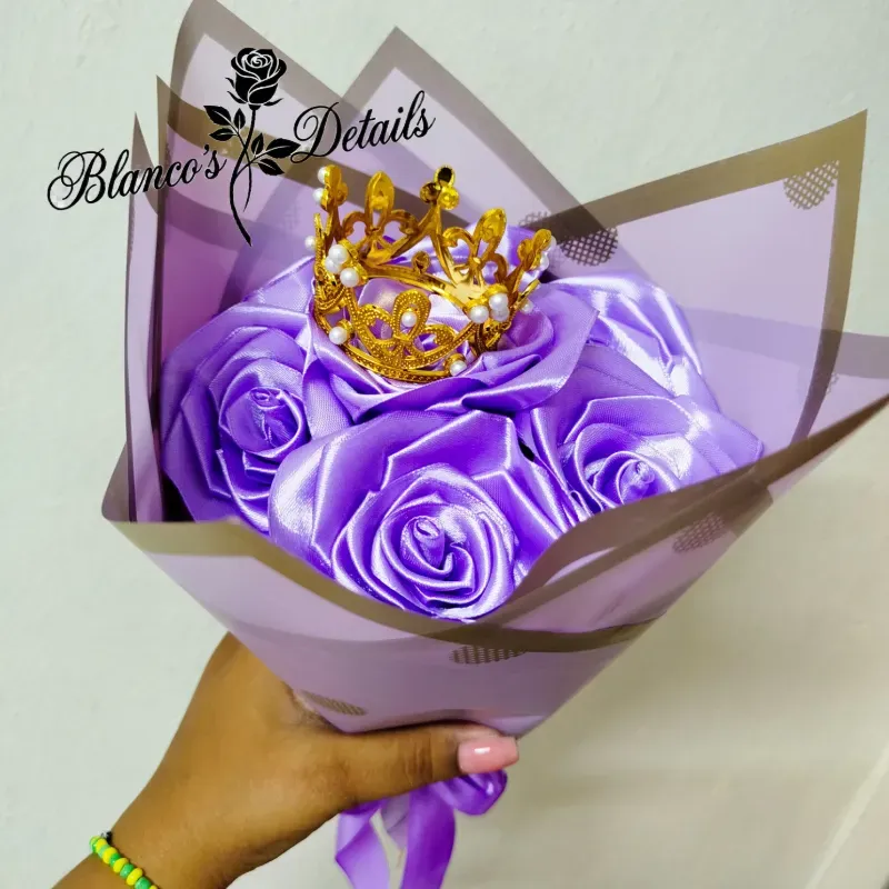 Ramo de 7 rosas eternas con corona