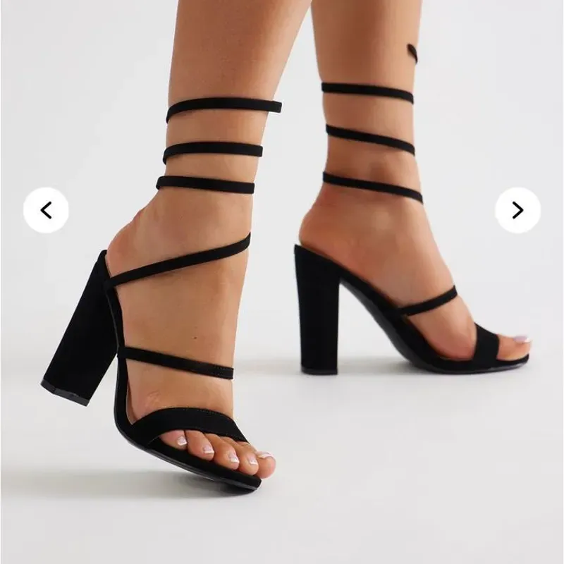 Tacón de color negro