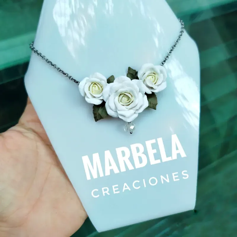 ✨ Cadena Triple de Rosas Blancas✨