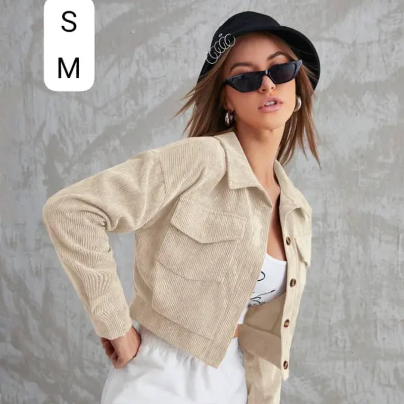  Chaqueta Crop de Pana Beige – Estilo casual con toque artístico