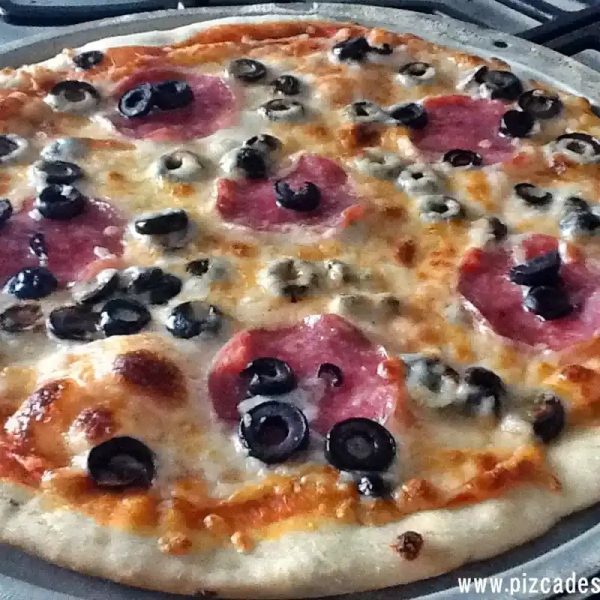 Pizza de Salami con Aceitunas