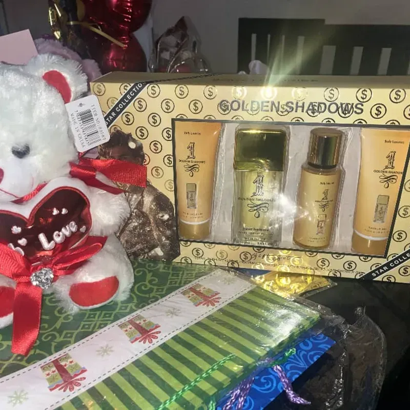 Peluche con set de perfumes para mujeres