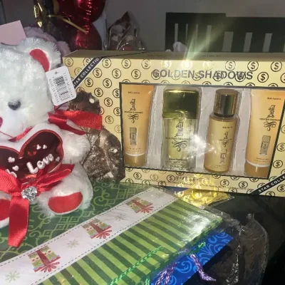 Peluche con set de perfumes para mujeres