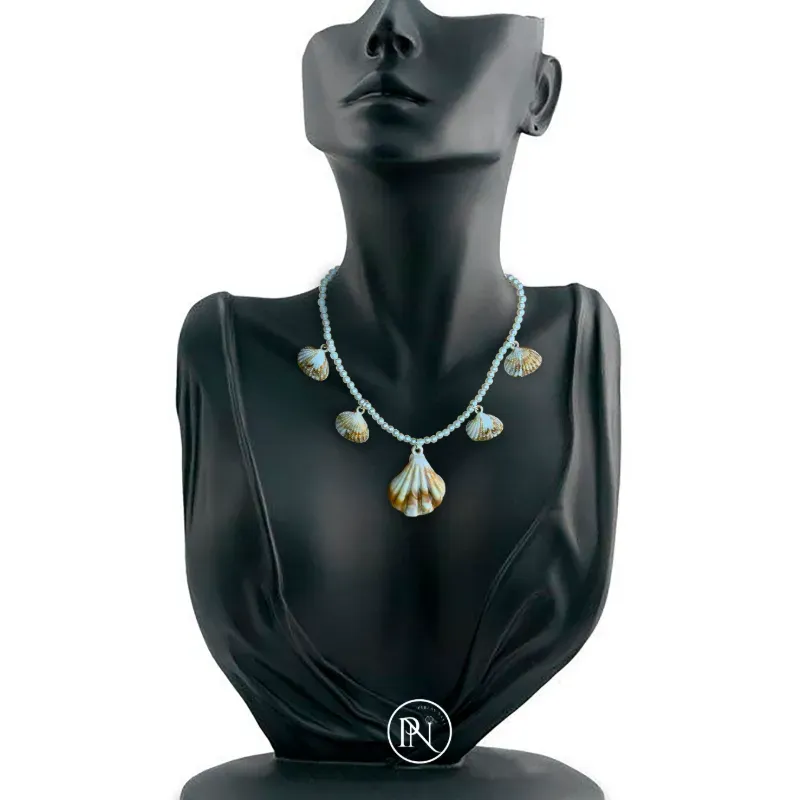 Collar de perlas y conchas