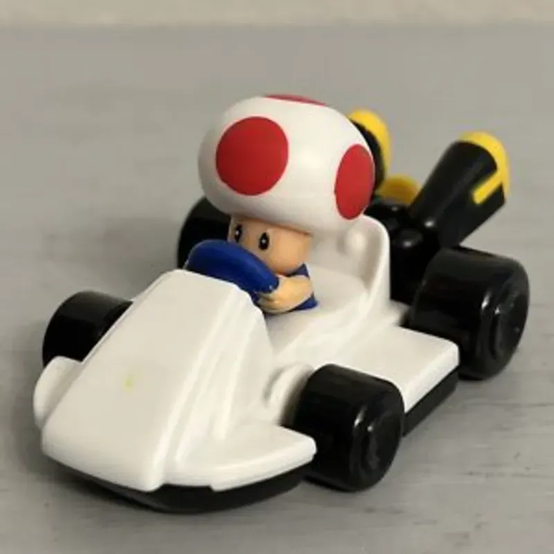 Toad de la franquicia Mario Kart, en su vehículo de carreras.