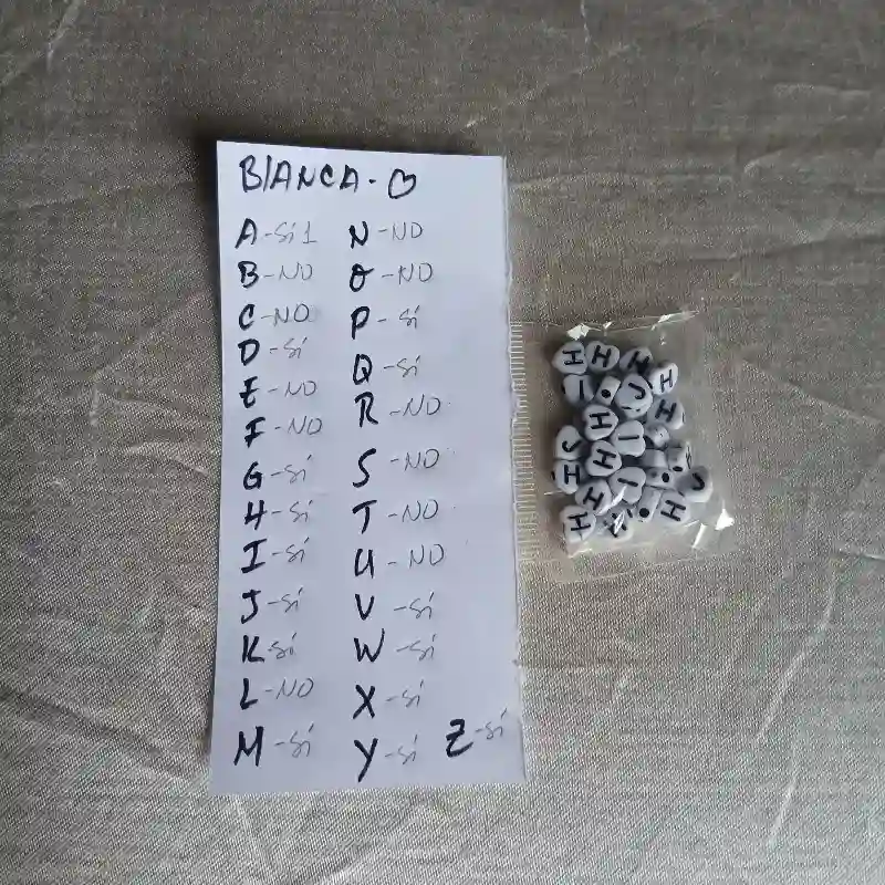 VOCALES - Sueltas cuenta blanca letra negra forma de corazón