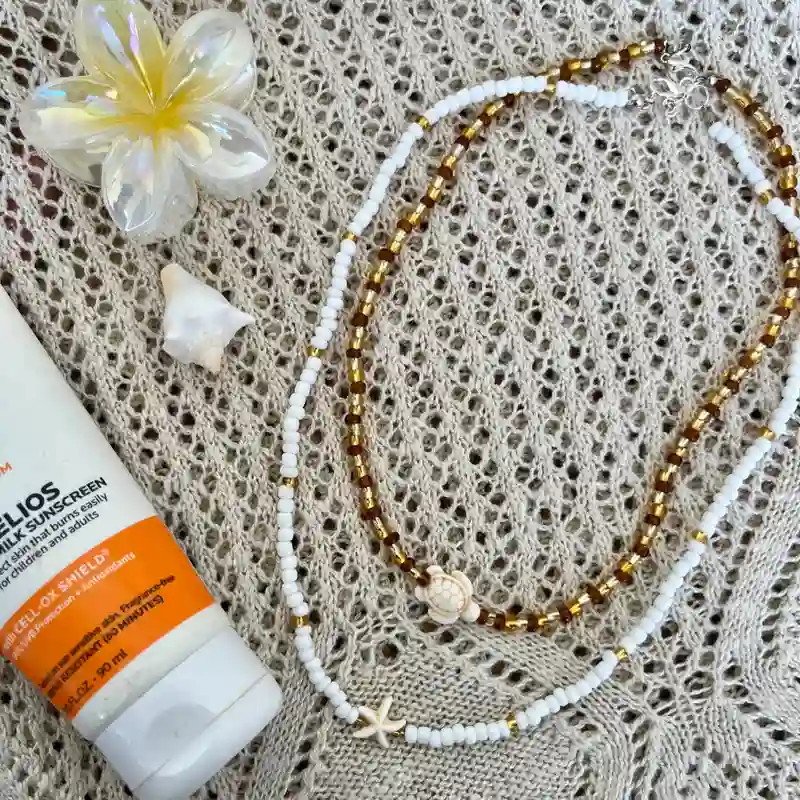 Collares de cuentas pequeñas con temática de mar