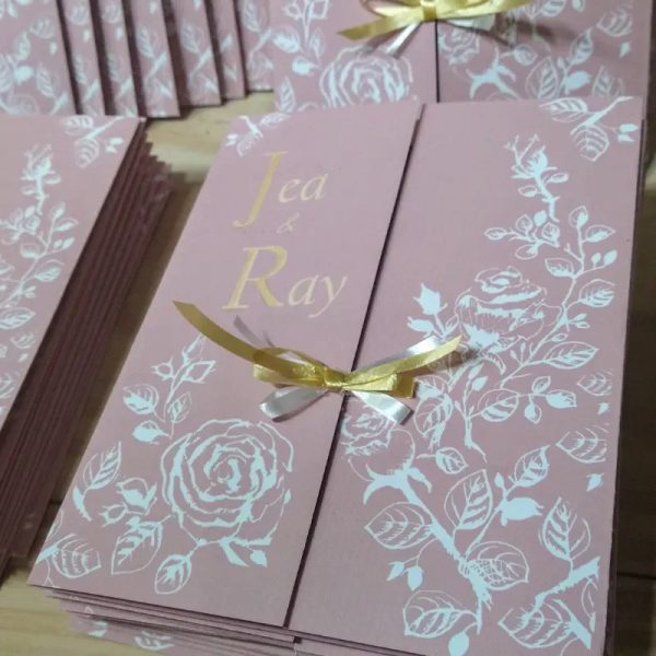 Invitación de media tapa de rosas rosadas