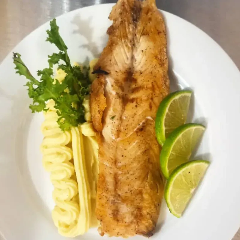PESCADO CON PURÉ DE PAPAS