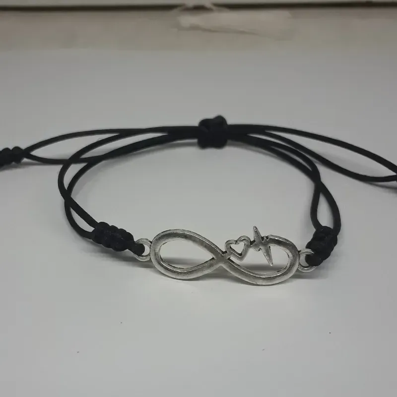 Pulsera con dije infinito y ritmo cardiaco