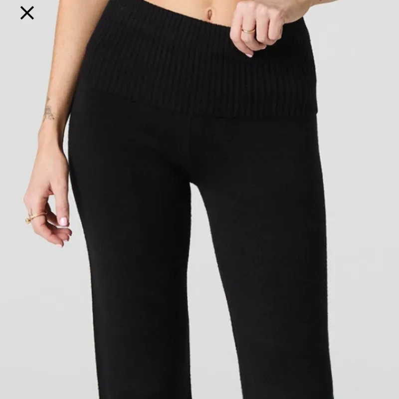 Pantalon acampanado.