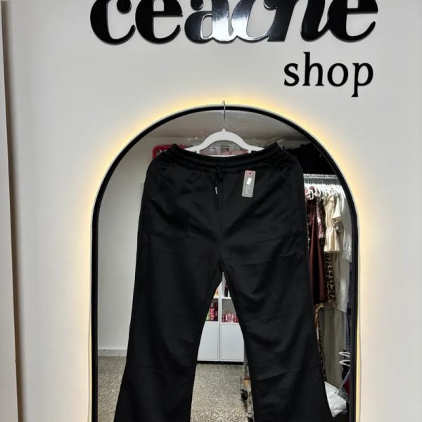 Jogger negro acampanado