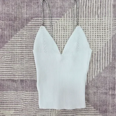 Top blanco con tirantes de brillos