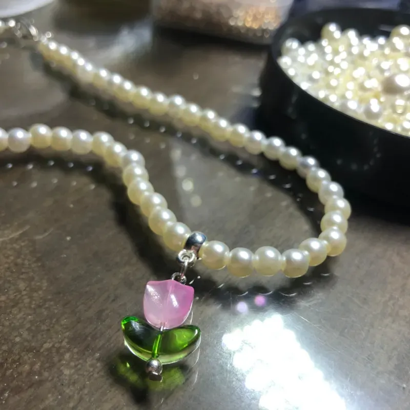 Collar con tulipan de cristal