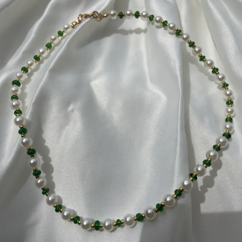 Collar de perlas con cuentas de colores