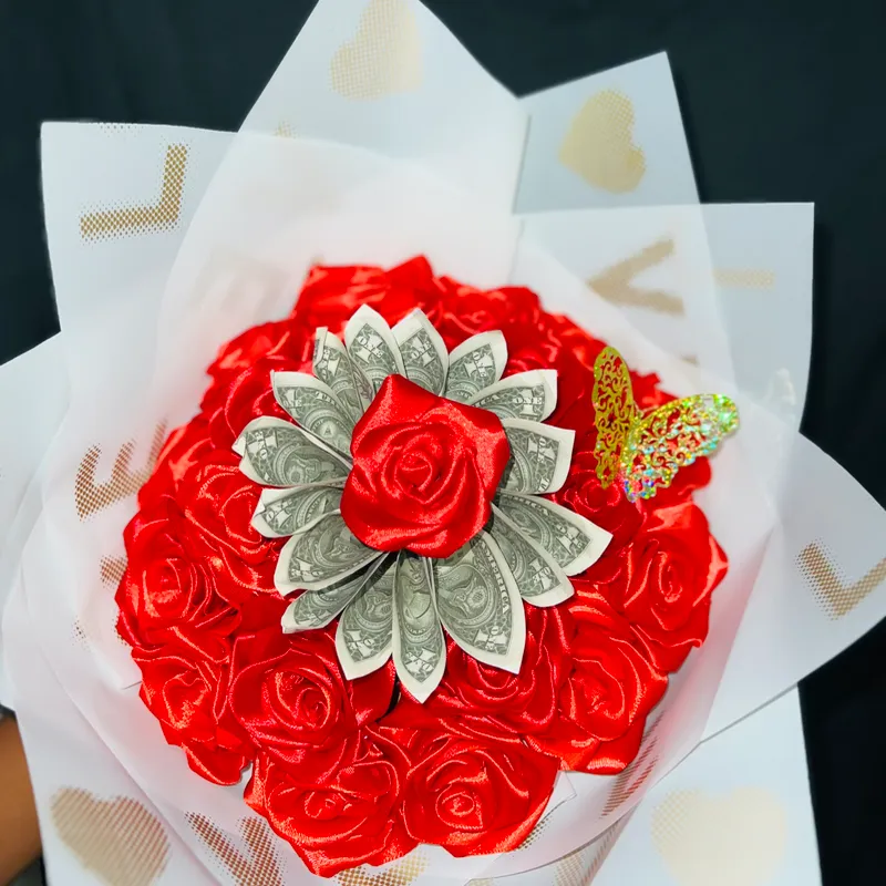 Ramo de flores con 10 billetes de 1