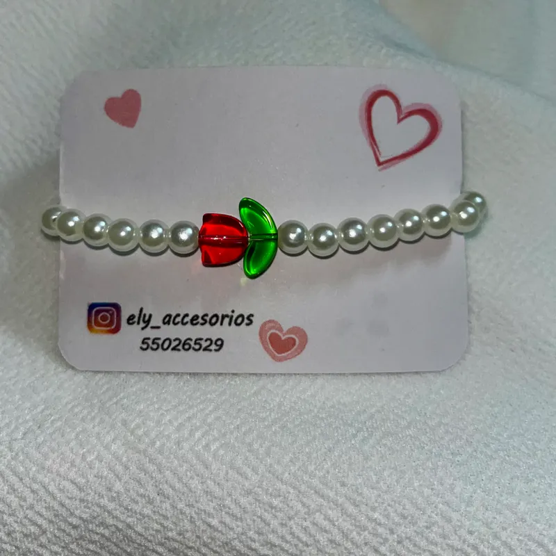 Pulsera de perlas con tulipán