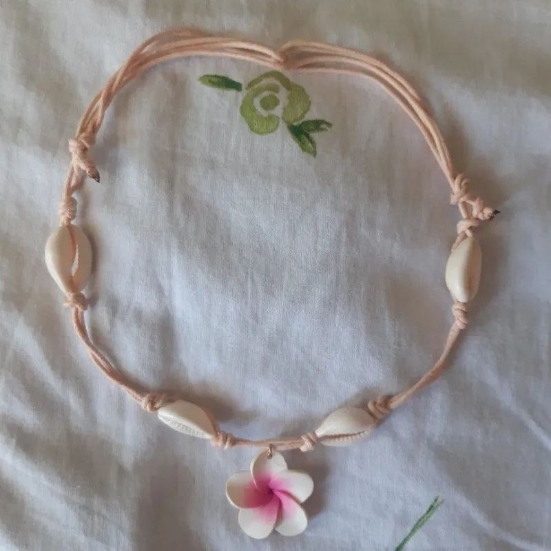 Collar de caracoles con dije de flor veraniega