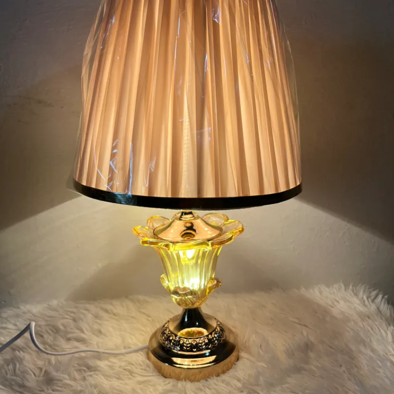 Lámpara de mesa con base de cristal y acero