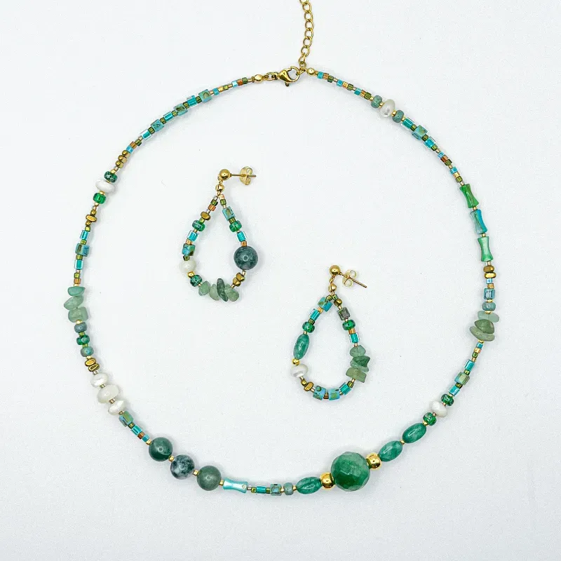 Conjunto de collar y aretes con cuentas miyuki, piedras semipreciosas y nácar