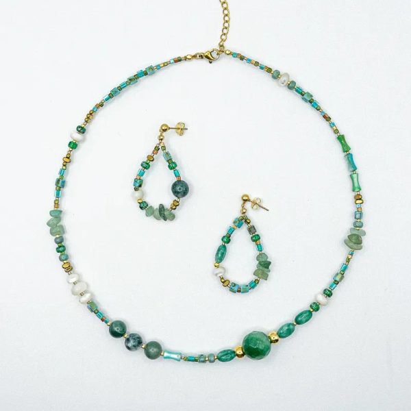 Conjunto de collar y aretes con cuentas miyuki, piedras semipreciosas y nácar