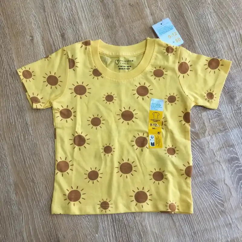 Pulóver con soles color amarillo