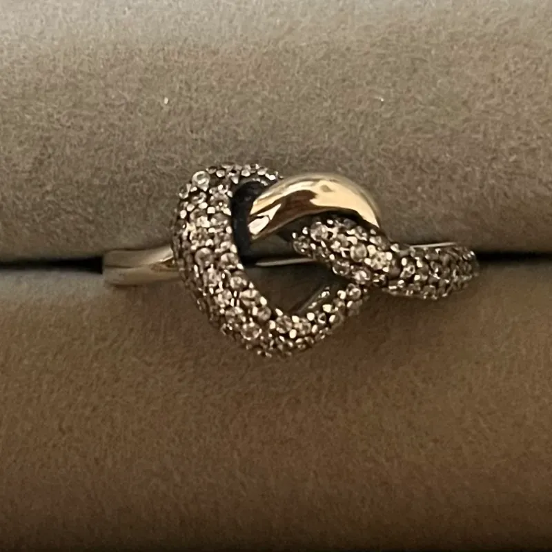 Anillo corazón de nudo