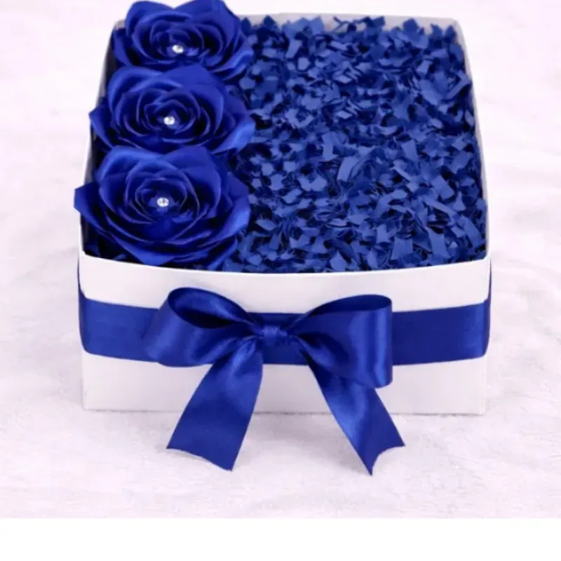 Caja de regalo con rosas eternas.