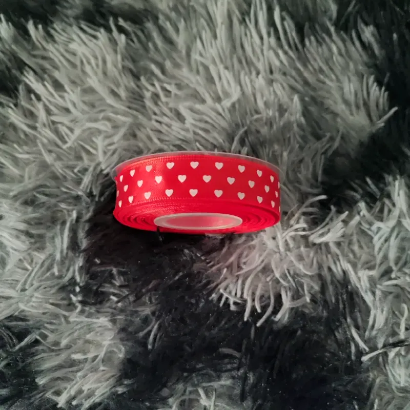Cinta satín 2 cm roja con corazones