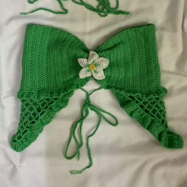Top verde con flor blanca en el centro