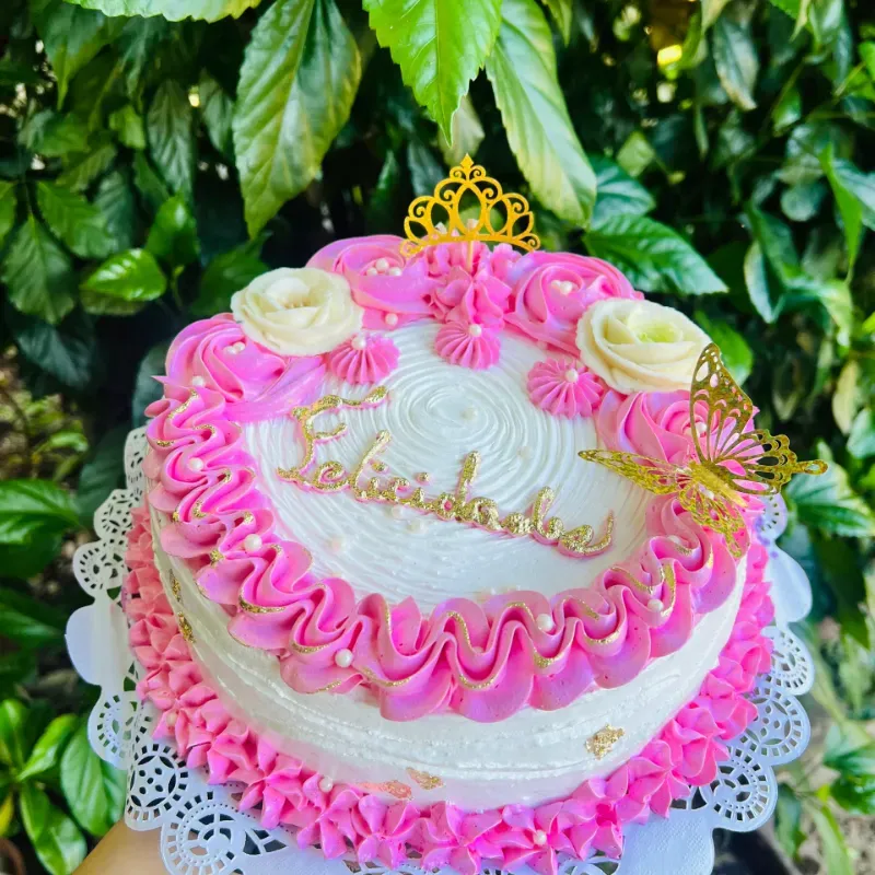 Torta de merengue con decoración de merengue