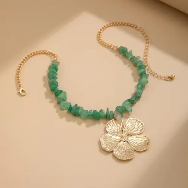 Collar flor dorada