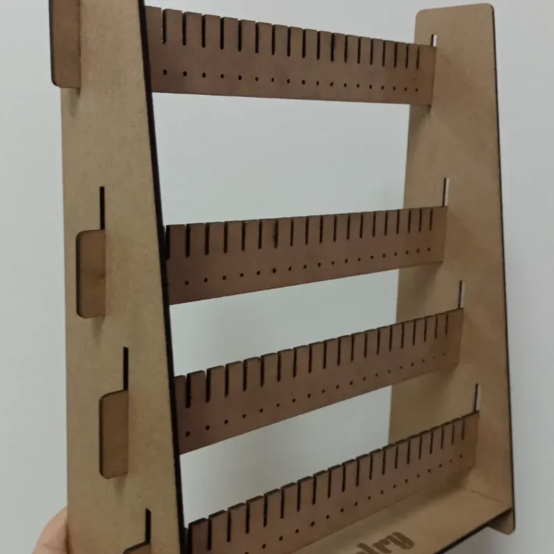 Expositor escalonado para aretes largos